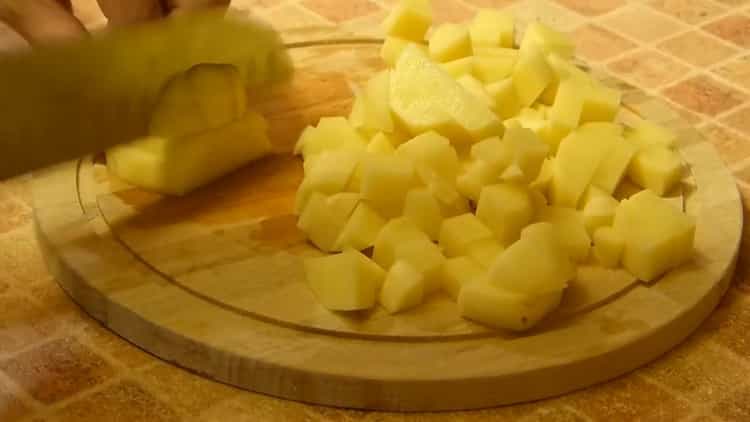 Per la zuppa, trita le patate