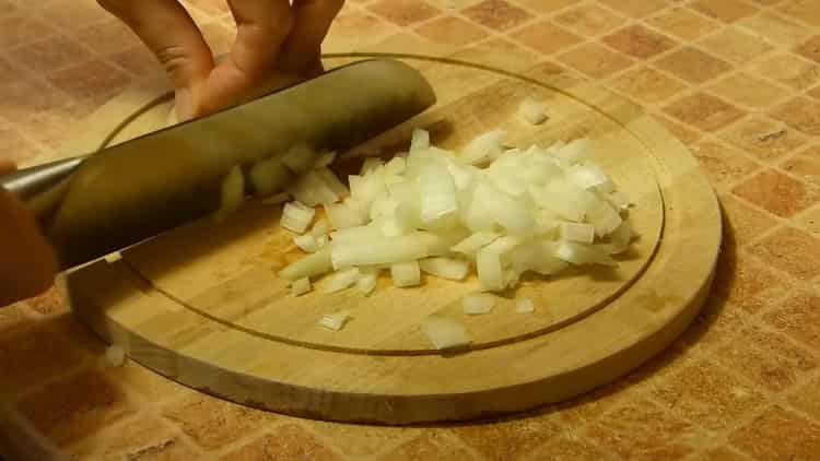 Per preparare la zuppa, tritare la cipolla