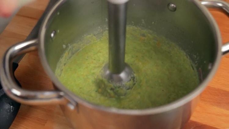 Macina gli ingredienti per preparare la zuppa.