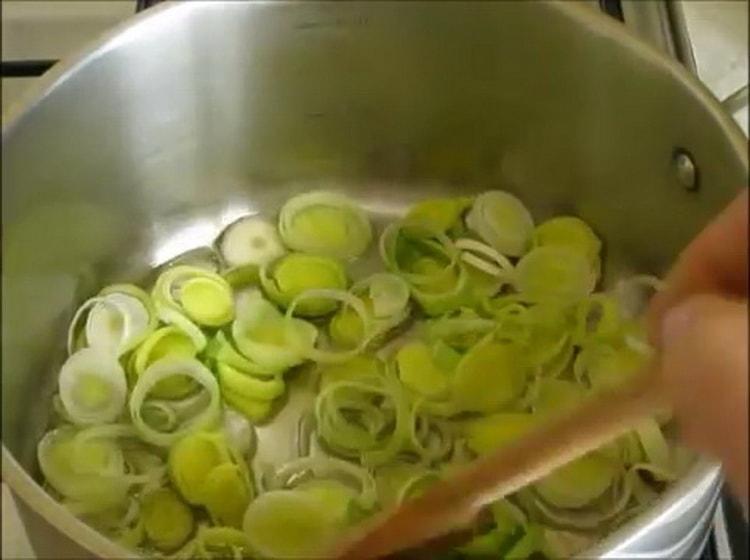 Friggi la cipolla per preparare la zuppa.