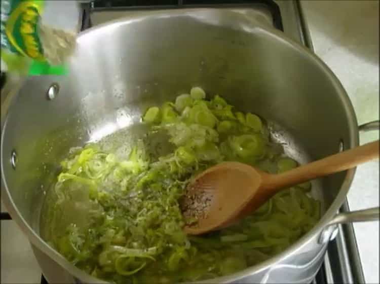 Aggiungi le spezie per preparare la zuppa.