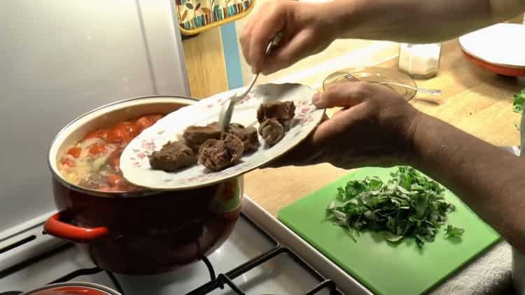 Per fare la zuppa, tagliare la carne