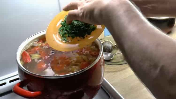 Per preparare la zuppa, tagliare le verdure