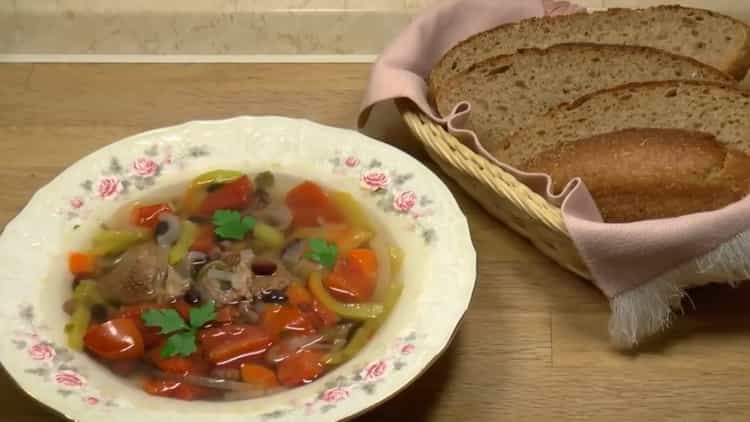 la zuppa con fagioli e carne è pronta