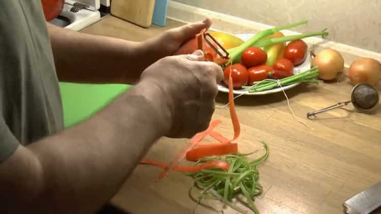 Prepara gli ingredienti per la zuppa.