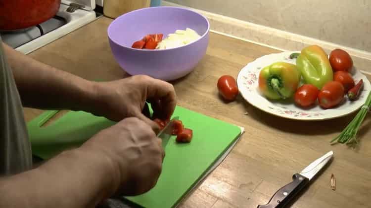 Per fare la zuppa, tagliare i pomodori