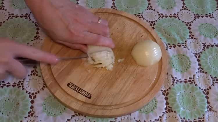 Prepara gli ingredienti per la zuppa.