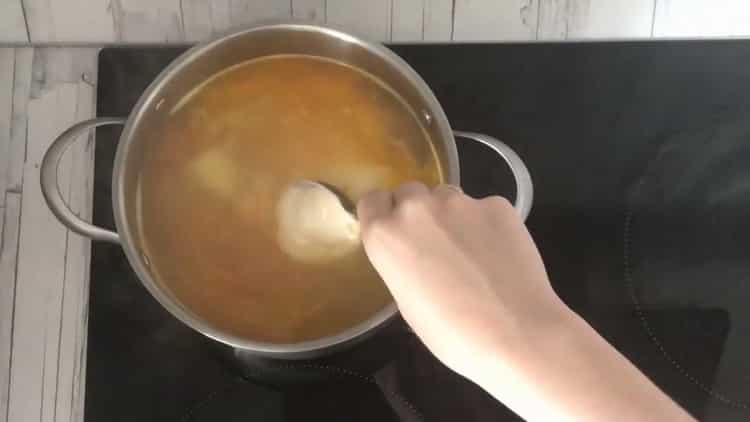 Mescola gli ingredienti per preparare la zuppa.