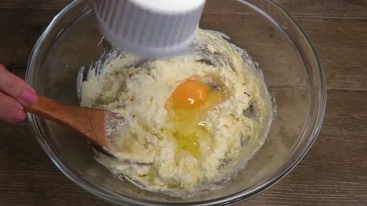 Mescolare gli ingredienti per la pasta cagliata.