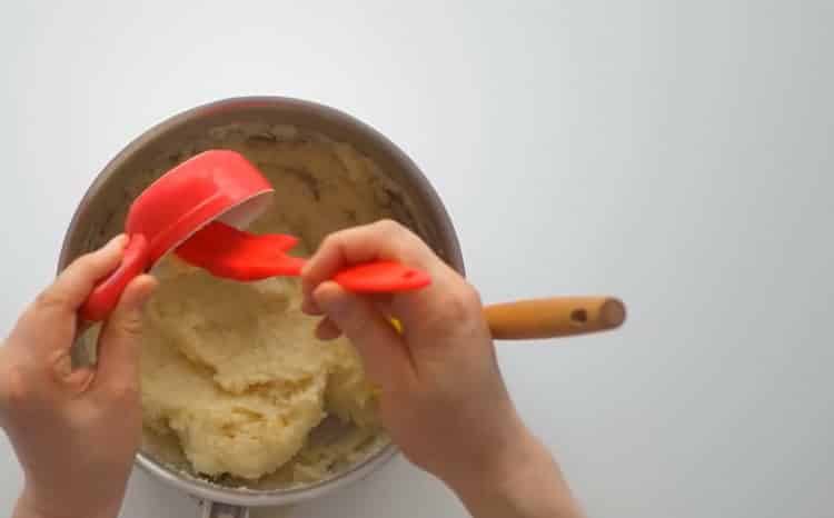 Per preparare il budino, preparare gli ingredienti