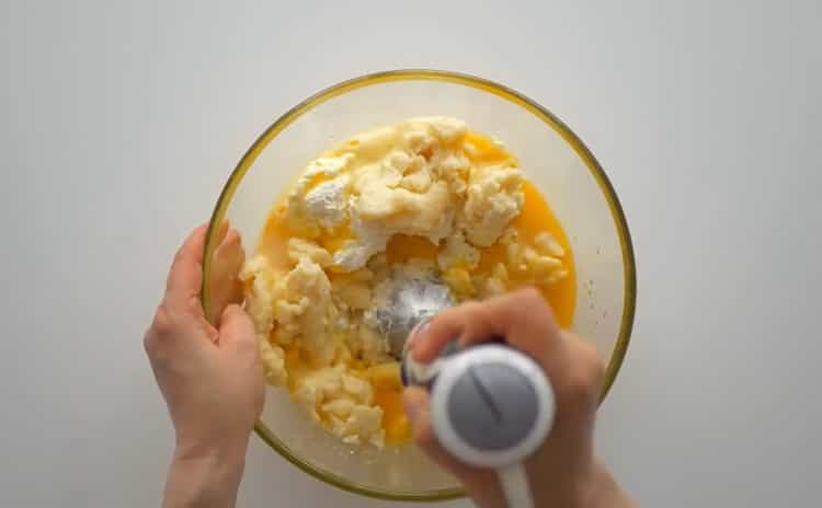 Mescola gli ingredienti per preparare un budino.