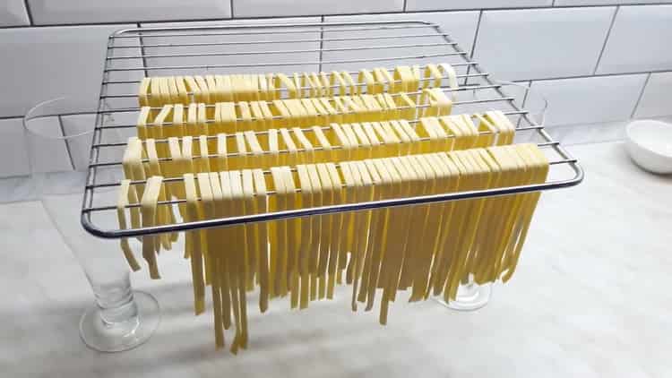 Asciugare l'impasto per fare le tagliatelle