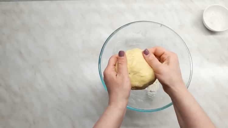 Mescolare gli ingredienti per fare l'impasto.