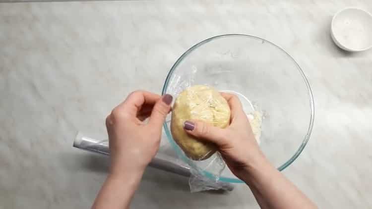 Per fare le tagliatelle, metti la pasta sotto un film