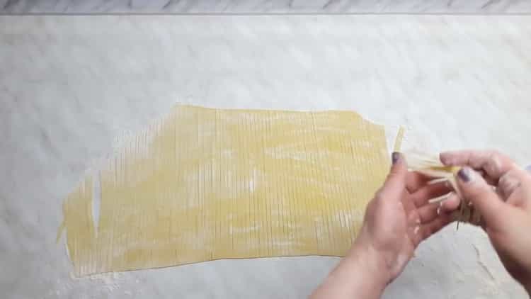 Per fare le tagliatelle, tagliare l'impasto