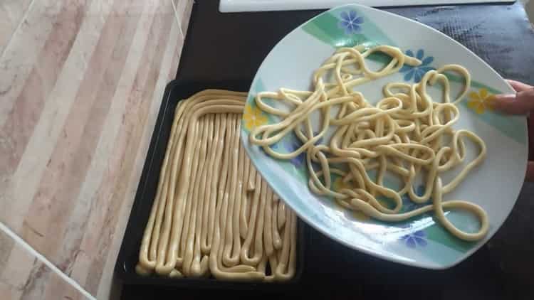 Per preparar la massa per al lagman, prepareu els ingredients