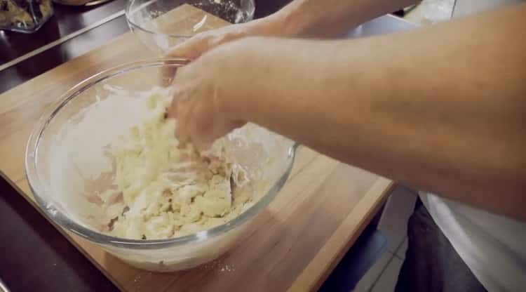 Mescolare gli ingredienti per l'impasto della pizza.