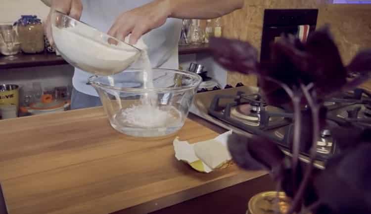 Preparare gli ingredienti per l'impasto della pizza.