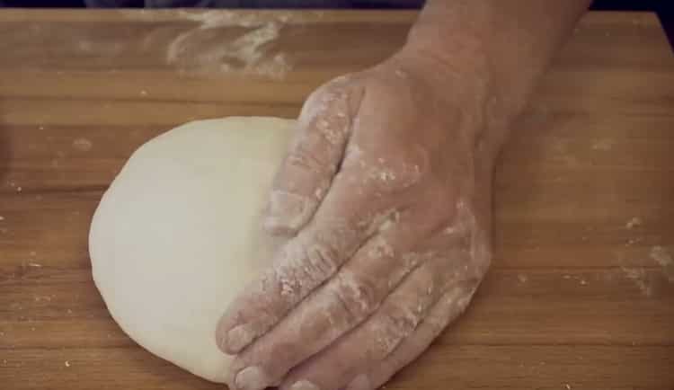 Mescolare gli ingredienti per l'impasto della pizza.