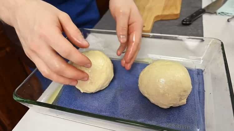 Per fare la pizza, prepara uno stampo