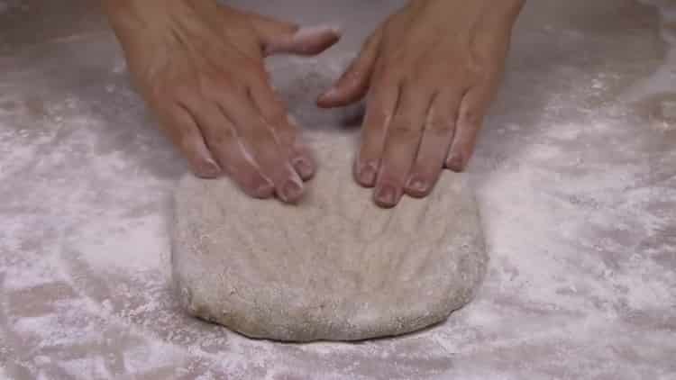 Stendi la pasta per fare la pizza