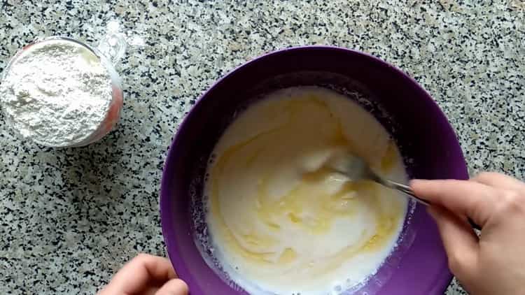 Preparare gli ingredienti per l'impasto.