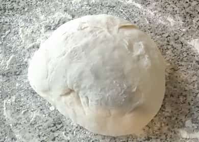 Sottile impasto per pizza senza lievito secondo una ricetta passo passo con foto