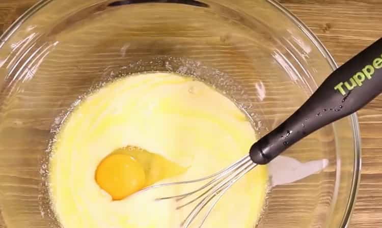 Preparare gli ingredienti per l'impasto.