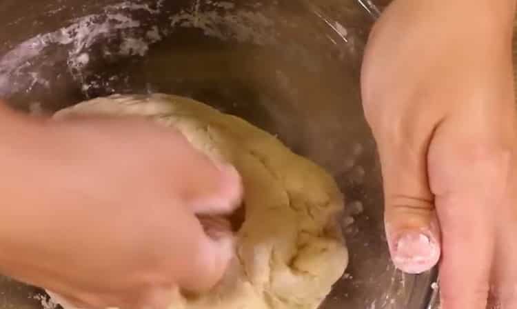 Mescolare gli ingredienti per fare l'impasto.