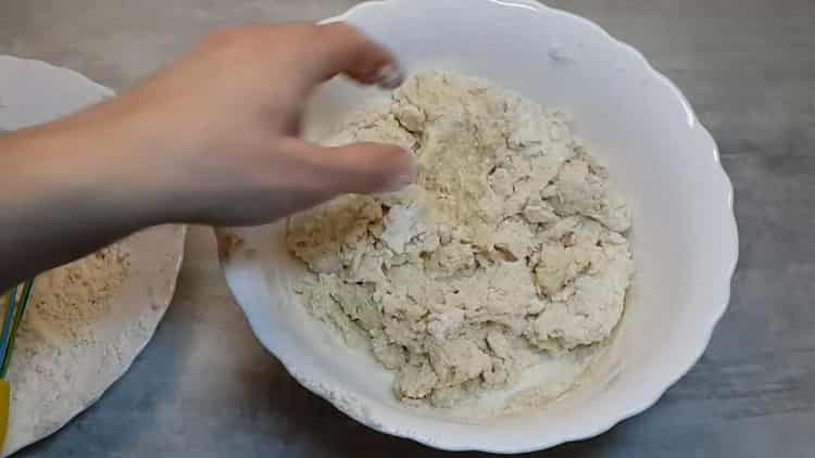 Mescolare gli ingredienti per fare l'impasto.