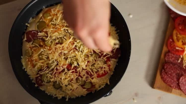 Per preparare l'impasto, preparare una padella