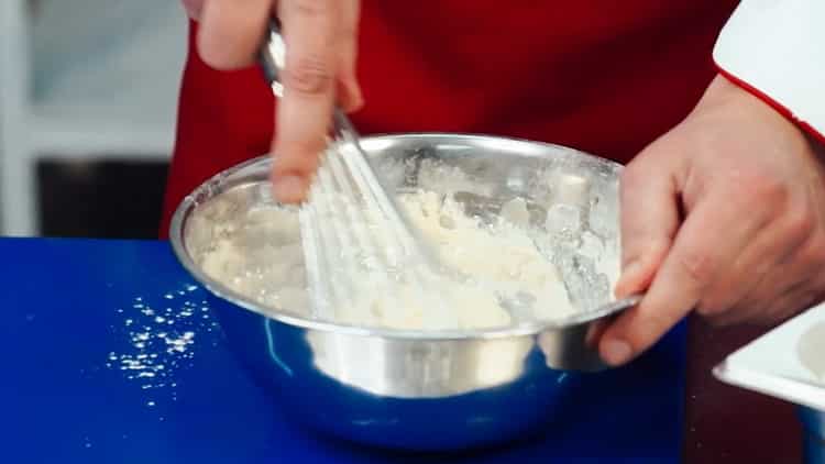 Mescolare gli ingredienti per l'impasto.