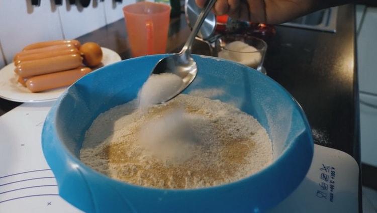 Preparare gli ingredienti per l'impasto.