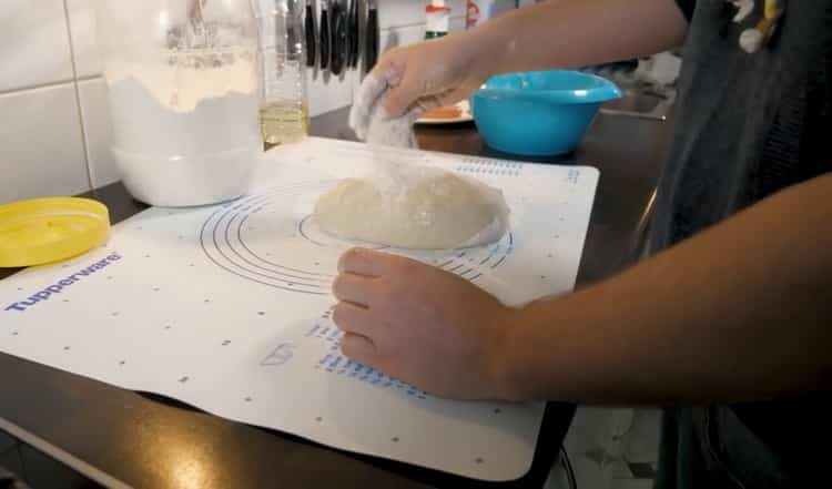 Metti gli ingredienti sul tavolo per preparare l'impasto.