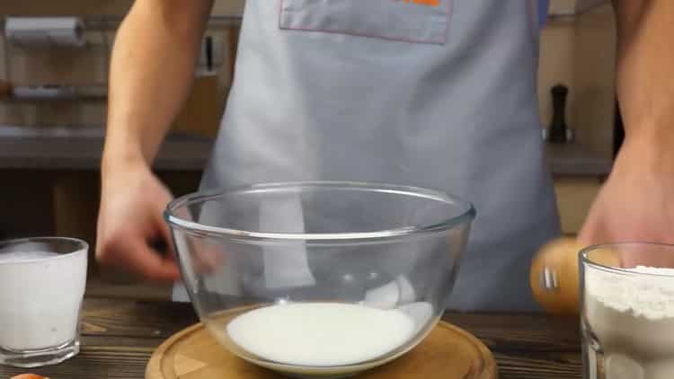 Cottura della pasta per le salsicce in una pasta in una padella