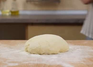 Pasta per deliziose salsicce in una padella fritta