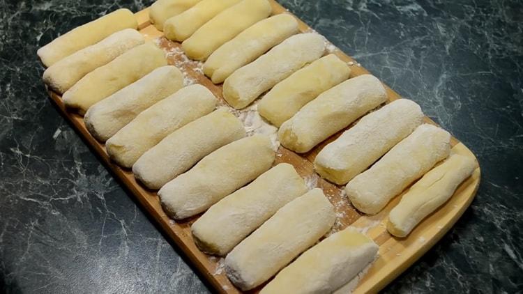 Formare gnocchi per fare l'impasto