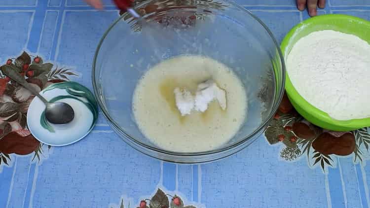 Unisci sale e zucchero per fare l'impasto.