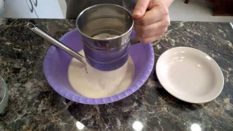 Preparare gli ingredienti per l'impasto.