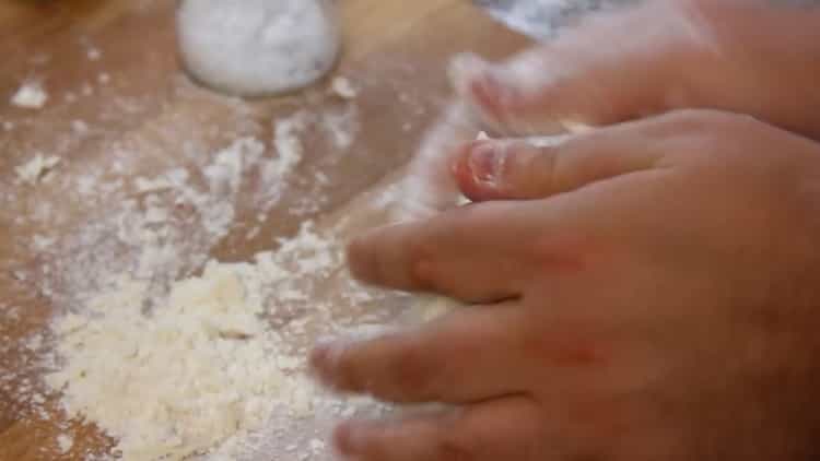 Impastare gli ingredienti per fare l'impasto.