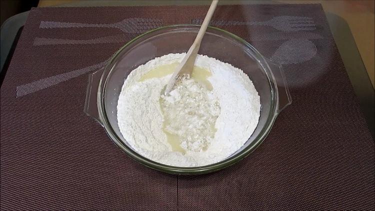 Mescola gli ingredienti per ottenere un impasto di siero di latte.