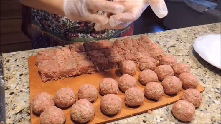 Per cucinare le polpette, prepara la carne