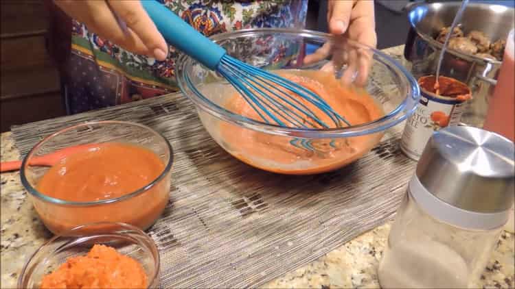 Per preparare le polpette, prepara la salsa