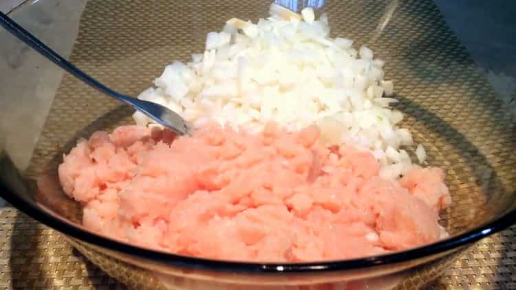 Per cucinare le polpette, mescolare gli ingredienti per la preparazione della carne macinata.