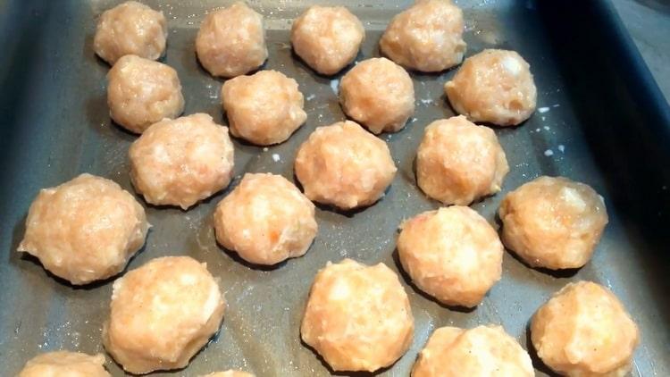 Per cucinare le polpette, metti le polpette su una teglia