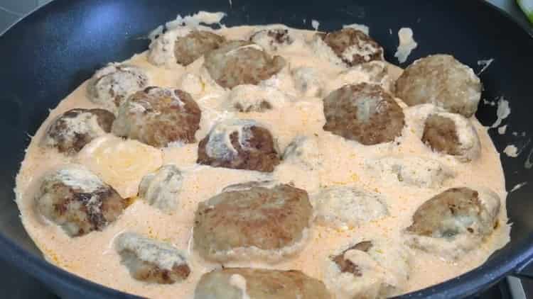 Per cucinare le polpette, versa gli ingredienti nella padella