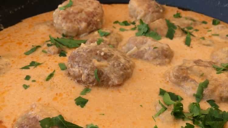 polpette in salsa di panna acida al pomodoro pronte