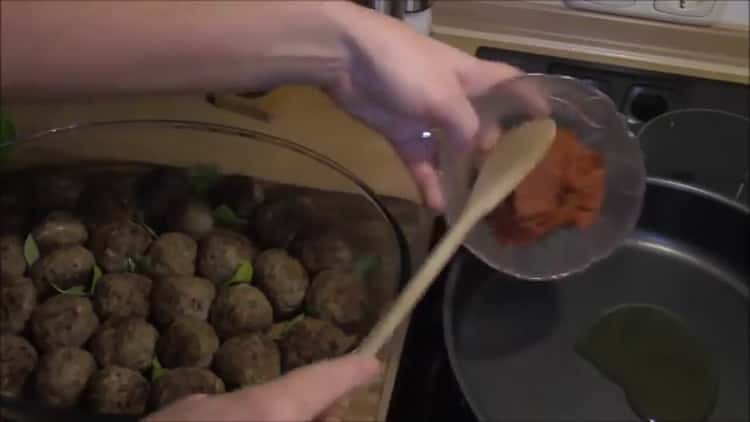 per preparare le polpette, preparare il concentrato di pomodoro