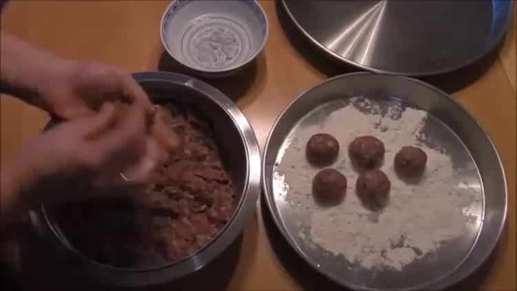 preparare il pangrattato per le polpette