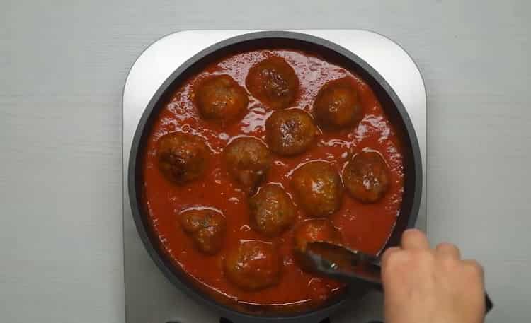 Per mescolare le polpette, mescolare gli ingredienti